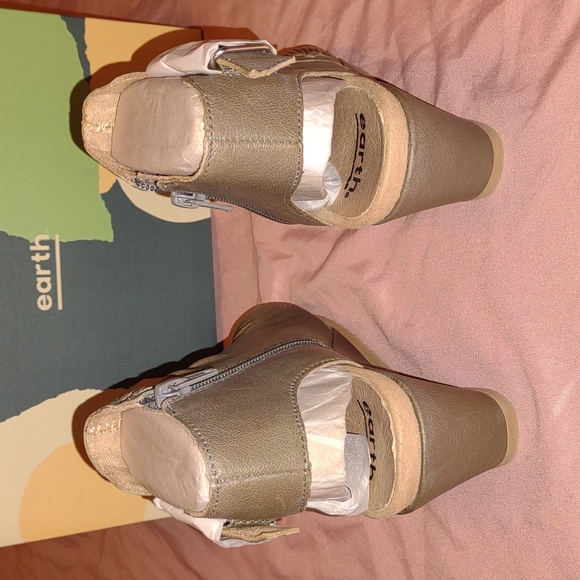 EARTH ๐๐ฃAttalea Bonaire Sandals in Light Blue (like gray) - Picture 13 of 17
